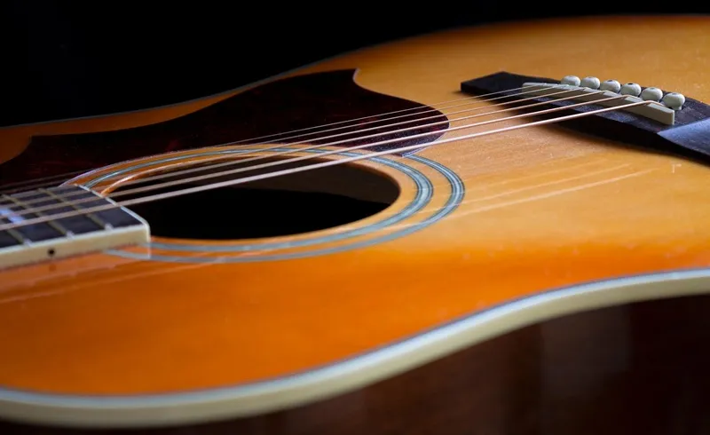 Dlaczego gitara klasyczna jest trudniejsza na start niż elektryczna i czemu to dobrze