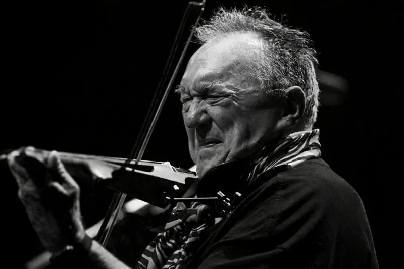 Członek zespołu jazzowego jako serce muzycznej magii