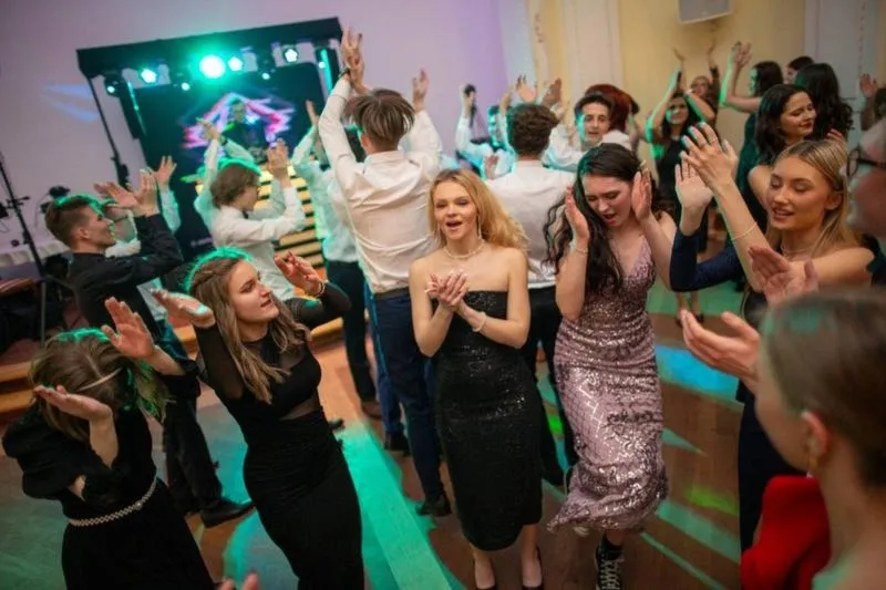 Ile zapłacisz za DJ-a na studniówkę? Poznaj ceny i oferty najlepszych muzyków