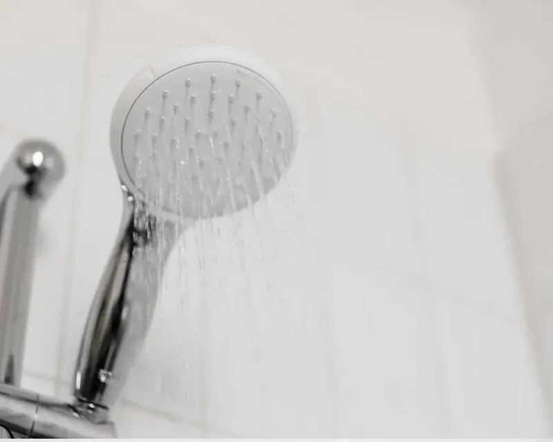 Jak skutecznie odkamienić słuchawkę prysznicową przy użyciu octu?