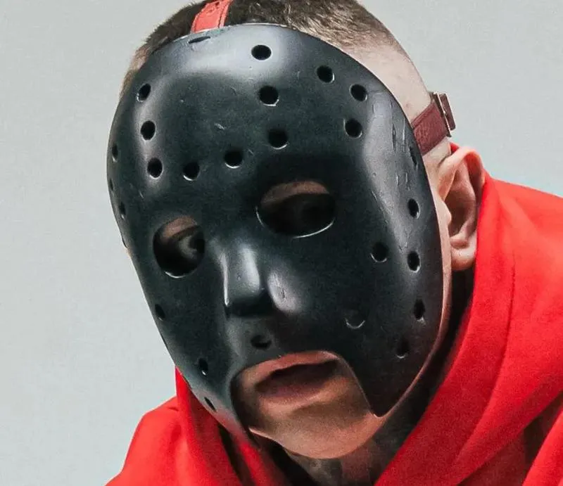 Kim jestem w oczach KaeN? Analiza emocji i wewnętrznych zmagań w tekstach piosenek