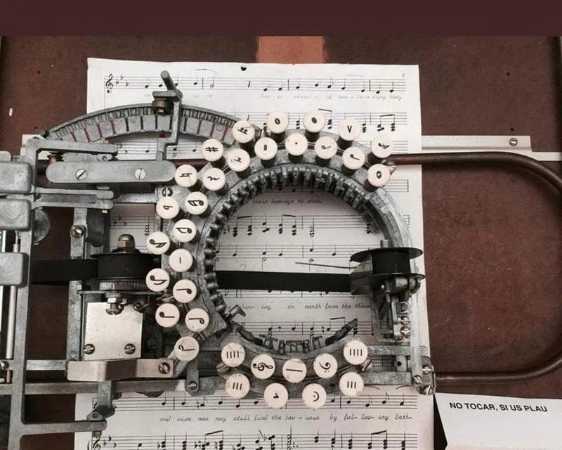 Sekrety pięknego pisania liter w zeszycie do nut – poradnik dla każdego muzyka