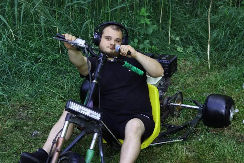 Życie DJ-a Akuna